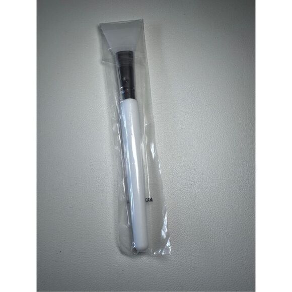 VT COSMETICS Silicone Brush - Picture 2 of 4
